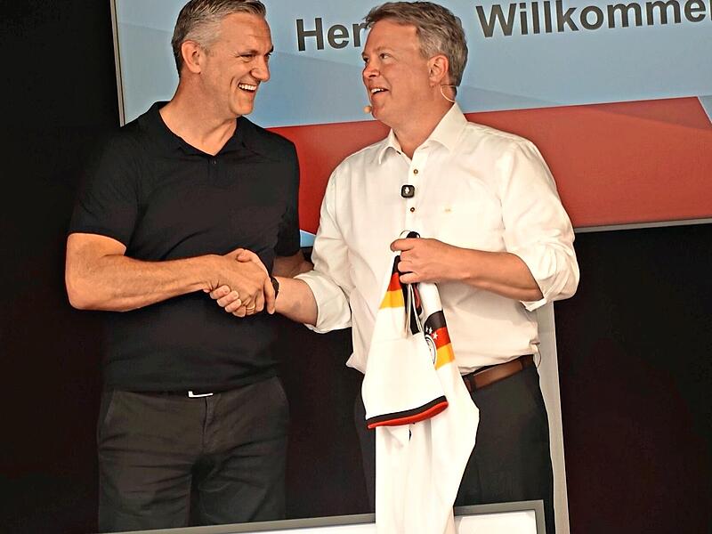 Oliver Rosic überreicht eine Dokumentation des Baufortschritts und ein Fußballtrikot an Ralf Klein. Oliver Rosic überreicht eine Dokumentation des Baufortschritts und ein Fußballtrikot an Ralf Klein.