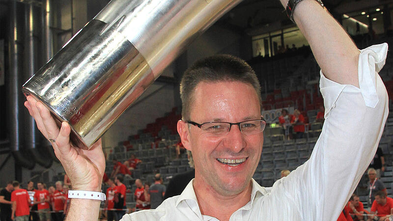 Unvergessliche Brose Bamberg-Jahre: Der damalige Gesch&auml;ftsf&uuml;hrer Rolf Beyer stemmte 2017 zum dritten Mal in seiner Amtszeit die Meistertroph&auml;e
