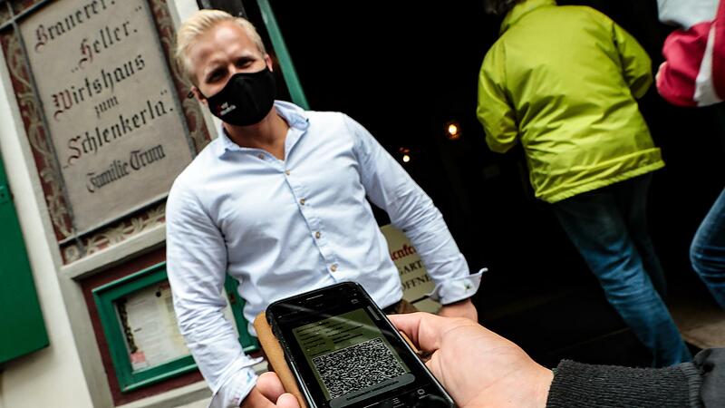 Gaststättenleiter Christian Müller kontrolliert meist selbst, ob Besucher geimpft, genesen oder getestet sind. Die 3G-Regel ist ein  erheblicher Mehraufwand für den Gastronom.
