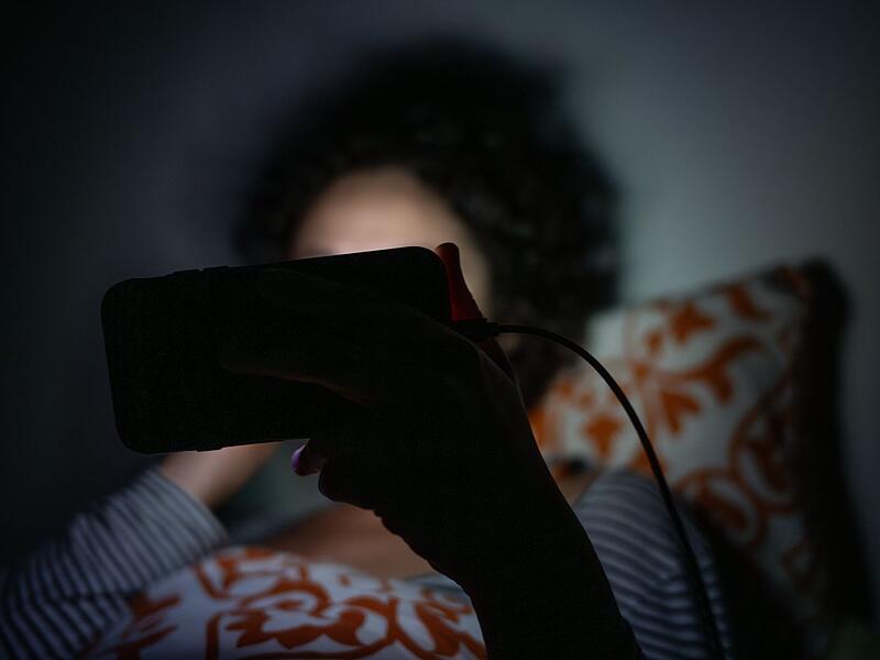 Abendliche Bildschirmzeit stört den Schlaf. Abendliche Bildschirmzeit stört den Schlaf.