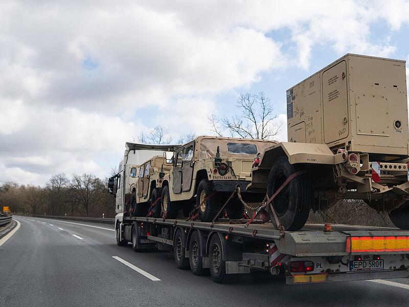 Ein Lastwagen mit polnischem Kennzeichen transportiert mehrere Fahrzeuge des Typs Humvee der US Army auf der A70 Richtung Bayreuth.