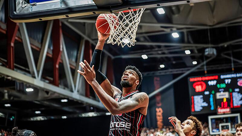In den bisherigen drei Pflichtspielen für die Baskets Bamberg kommt EJ Onu auf einen Schnitt von 7,7 Punkten, 3,7 Rebounds und 1,3 Blocks pro Spiel.