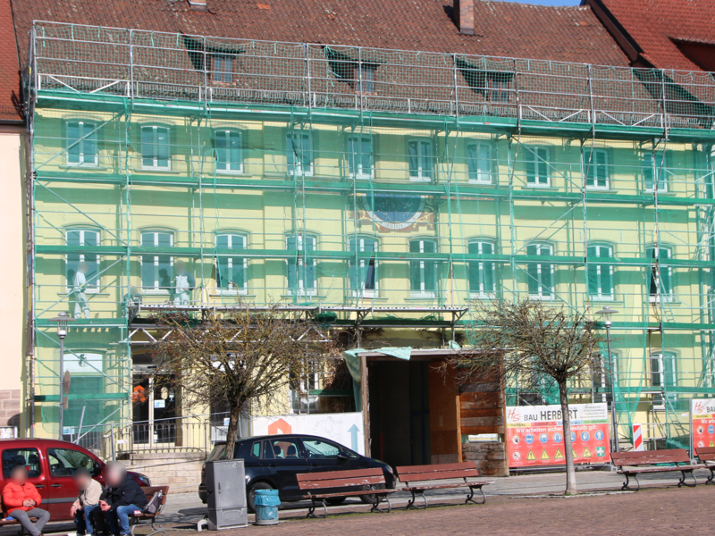 Das Banner am Apothekerhaus in Hammelburg ist seit einigen Wochen wieder verschwunden.