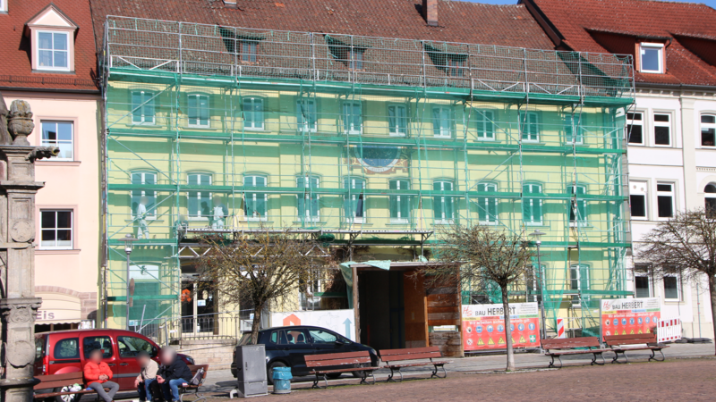 Das Banner am Apothekerhaus in Hammelburg ist seit einigen Wochen wieder verschwunden. Das Banner am Apothekerhaus in Hammelburg ist seit einigen Wochen wieder verschwunden.