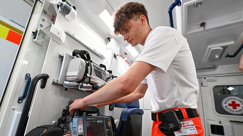 Auszubildender Sebastian Gro&szlig;  im neuesten Rettungswagen des BRK-Kreisverbands Ha&szlig;berge am  Beatmungsger&auml;t, mit dem er gleich bei einem seiner ersten Eins&auml;tze in Ber&uuml;hrung kam.