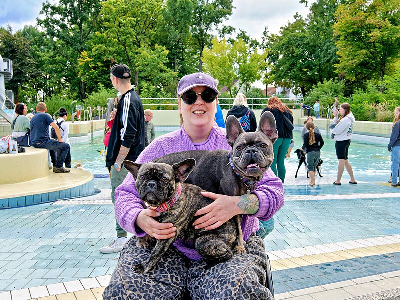 Auto-Gewinnerin Nina Peterh&auml;nsel ist gerne unterwegs, wie hier mit ihren Bulldoggen Frieda (l.) und Elmo beim Bamberger Hundebadetag. Durch den eigenen PKW ist sie nun deutlich mobiler.