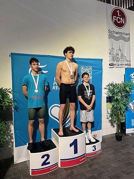 Der sehbehinderte Schwimmer Kimi Brückner (Mitte) räumte bei der Deutschen Para-Meisterschaft über die Kurzbahn in Nürnberg ab.