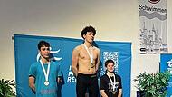 Der sehbehinderte Schwimmer Kimi Brückner (Mitte) räumte bei der Deutschen Para-Meisterschaft über die Kurzbahn in Nürnberg ab.