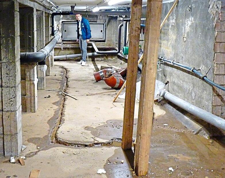 Der Kriechgang unter dem Schwimmbecken ist feucht, das Edelstahlbecken des Lehrschwimmbads weist Lochfraß auf und leckt. Bürgermeister Nico Kauper macht sich selbst ein Bild.Britta Schnake Der Kriechgang unter dem Schwimmbecken ist feucht, das Edelstahlbecken des Lehrschwimmbads weist Lochfraß auf und leckt. Bürgermeister Nico Kauper macht sich selbst ein Bild.Britta Schnake