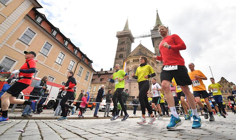 Ein gro&szlig;er Teil der Strecken beim Weltkulturerbelauf 2023 in Bamberg f&uuml;hrt &uuml;ber Pflasterstein durch die Altstadt.