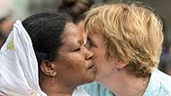 Abschiebung gestoppt: Tsigehana Teklai ist glücklich. Hier auf einem Foto von 2018 mit einem Mitglied der Johannesgemeinde.