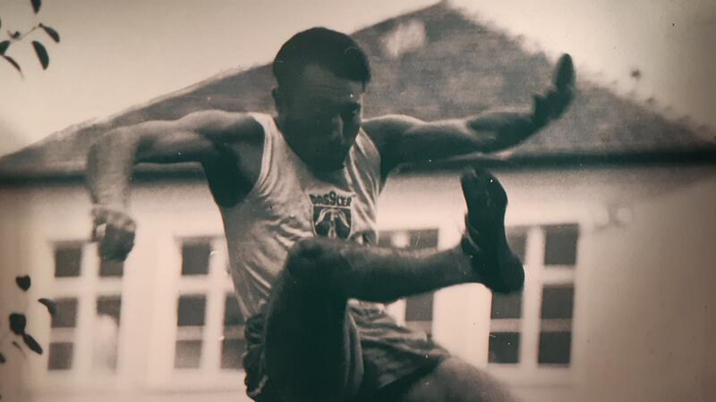 Sinnbildlich für seine Geschichte: Adolf Dassler überspringt die Hürde. Sinnbildlich für seine Geschichte: Adolf Dassler überspringt die Hürde.