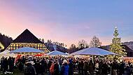 Fachwerk und Lichterglanz erwarten die Besucher der Ahorner Dorfweihnacht am Sonntag.