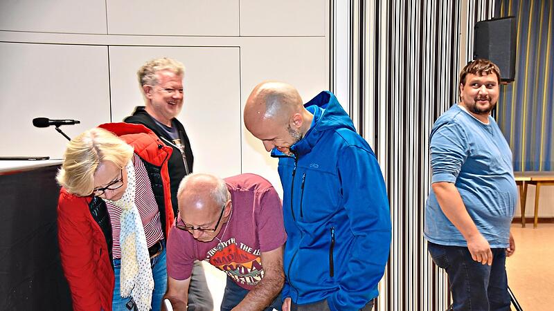 Erste Bürger tragen sich in die Seminarliste ein. Uschi Prawitz Erste Bürger tragen sich in die Seminarliste ein. Uschi Prawitz