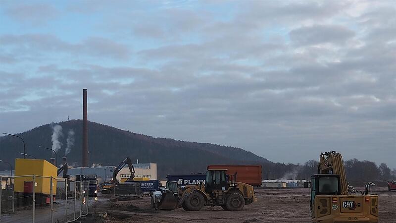 Im Neustadter Industriegebiet startet in wenigen Wochen der Bau eines neuen Logistikzentrums. Die Erdarbeiten sind noch nicht abgeschlossen.