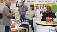 Perry Soldan schaut sich am Stand der Firma Em-eukal um.