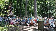 Mit einer Andacht im nahe liegenden Wald-Camp wurde der neue Waldkindergarten in Fuchsstadt seiner Bestimmung übergeben.