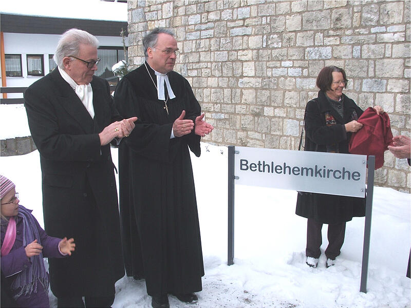 Der Vater von Philipp zu Guttenberg, der Dirigent Enoch zu Guttenberg, bei der Namensgebung der &bdquo;Bethlehemkirche&ldquo; 2010. Rechts von ihm der M&uuml;nchberger Dekan Erwin Lechner.