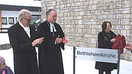 Der Vater von Philipp zu Guttenberg, der Dirigent Enoch zu Guttenberg, bei der Namensgebung der &bdquo;Bethlehemkirche&ldquo; 2010. Rechts von ihm der M&uuml;nchberger Dekan Erwin Lechner.