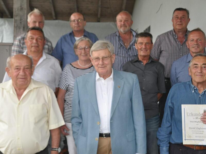 Für 50 und 60 Jahre Mitgliedschaft sind diese Mitglieder geehrt worden (von links): obere Reihe: Elmar Heusinger, Rudi Rohleder, Wilhelm Kuhn, Adolf Mildenberger; mittlere Reihe: Josef Reinwand, Helga Heim, Richard Raithel, Thomas Jakob; untere Re...