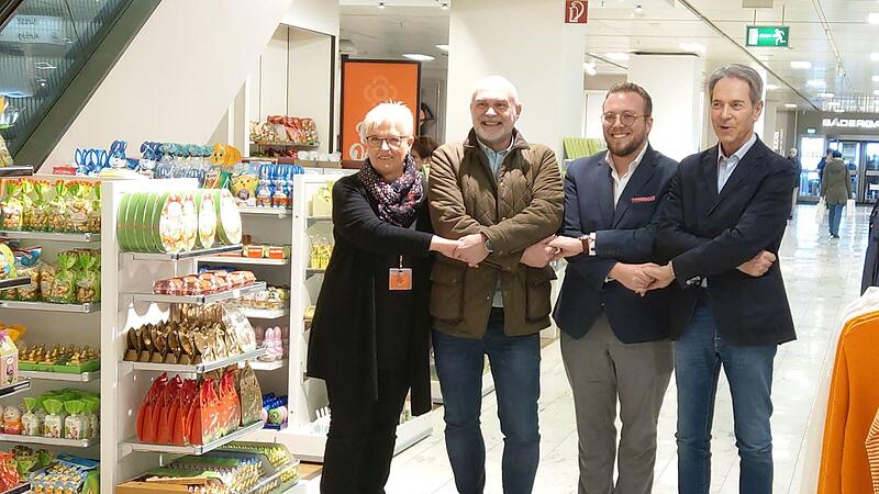 Solidarit&auml;t f&uuml;r den Kaufhof in Coburg &ndash; von links: Dagmar Salwender und Rainer Ro&szlig;mann vom Betriebsrat, Markus Pinzner von der Coburger Gesch&auml;ftsleitung und Michael Stoschek.