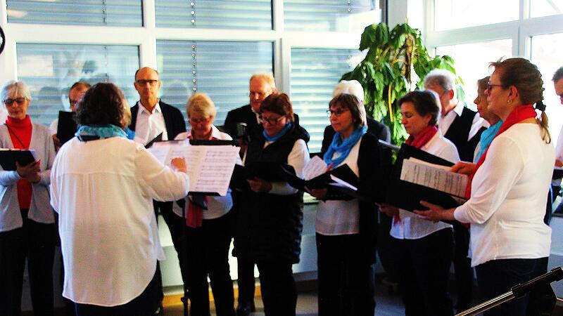 Statt Instrumentenklängen begleitete der Fuchsstädter Gesangverein unter Leitung von Birgit Schultz den Neujahrsempfang mit gesungenen Darbietungen. Statt Instrumentenklängen begleitete der Fuchsstädter Gesangverein unter Leitung von Birgit Schultz den Neujahrsempfang mit gesungenen Darbietungen.