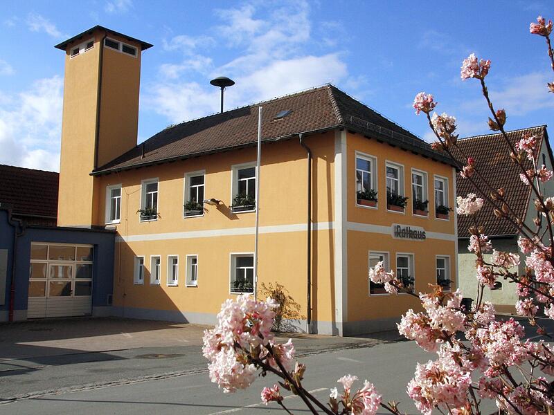 Der Bürgermeister im Rathaus von Poxdorf, hier zu sehen, wird bald hauptamtlich arbeiten.