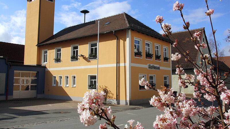 Der Bürgermeister im Rathaus von Poxdorf, hier zu sehen, wird bald hauptamtlich arbeiten.