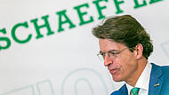 Quo vadis, Schaeffler? Bei der Jahrespressekonferenz spricht Schaeffler-CEO Klaus Rosenfeld von weiterhin herausfordernden Zeiten. Im Gep&auml;ck hat er halbwegs ern&uuml;chternde Zahlen &ndash; und gro&szlig;e Ziele.