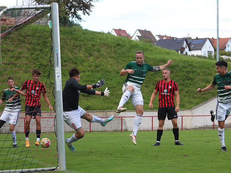 Schlaifhausen führte früh mit 2:0. Den Freistoß von Michael Kuhn streifte Luca Heidner (re.) mit dem Scheitel. Danach rutschte der Ball ungehindert ins Tor.