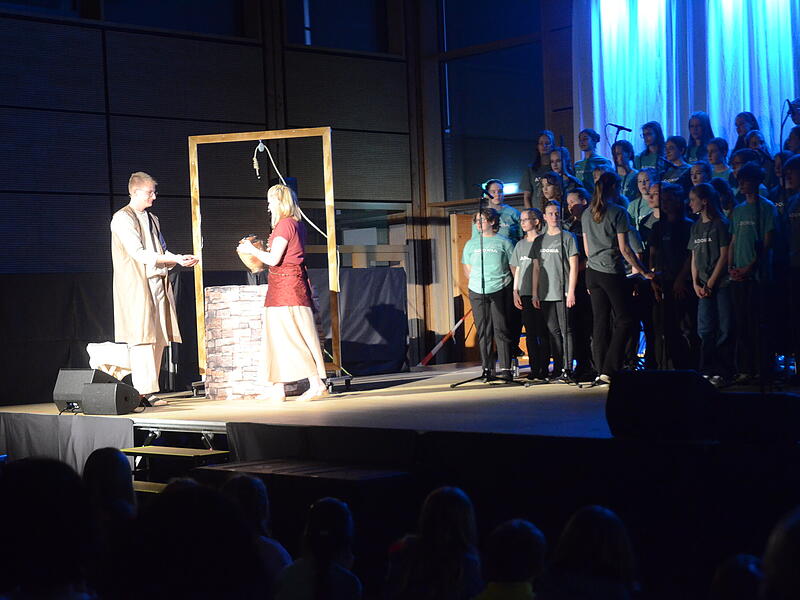 Auf die Bitte von Jesus reicht die Frau aus Samarien am Jakobsbrunnen frisches Wasser an Jesus .