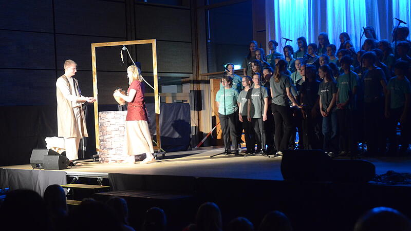 Auf die Bitte von Jesus reicht die Frau aus Samarien am Jakobsbrunnen frisches Wasser an Jesus .
