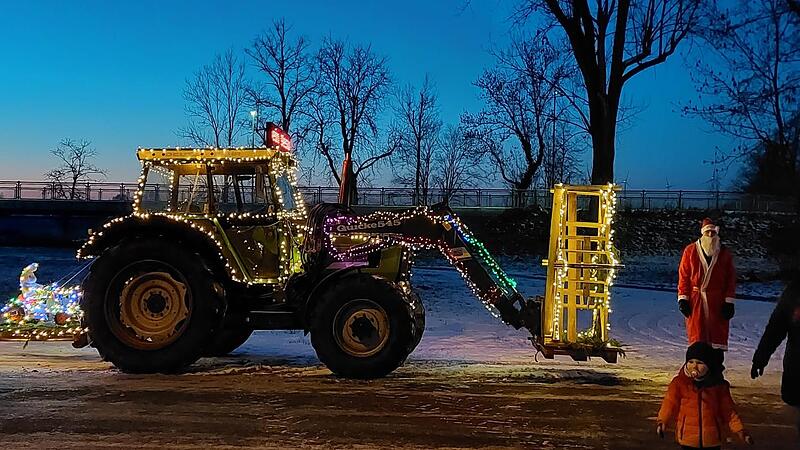 Auch ein Weihnachtsmann durfte bei der Lichterfahrt der Traktoren nicht fehlen.