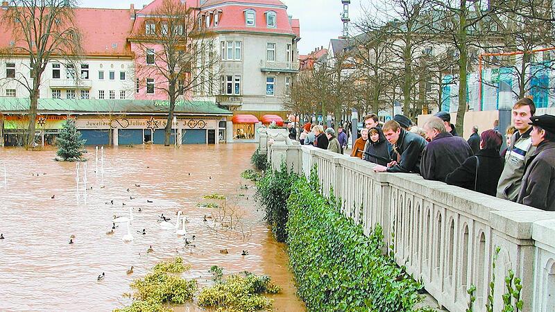 An der Ludwigsbr&uuml;cke stand 2003 das Wasser fast bis zum Gel&auml;nder. Das Hochwasser war auch ein Besuchermagnet.