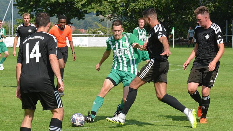 Tayrell Kruppa (von rechts), Bastian St&uuml;rmer und Johannes M&uuml;ller von der SG Oerlenbach/Ebenhausen verteidigen gemeinsam gegen den Untererthaler Torsch&uuml;tzen Mathias Tartler und entf&uuml;hren beim 3:1-Sieg alle drei Punkte.