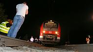 Am 18. Juli 2016 hat ein Geflüchteter in einem Regionalzug bei Würzburg mehrere Menschen mit einer Axt lebensgefährlich verletzt. Am 18. Juli 2016 hat ein Geflüchteter in einem Regionalzug bei Würzburg mehrere Menschen mit einer Axt lebensgefährlich verletzt.