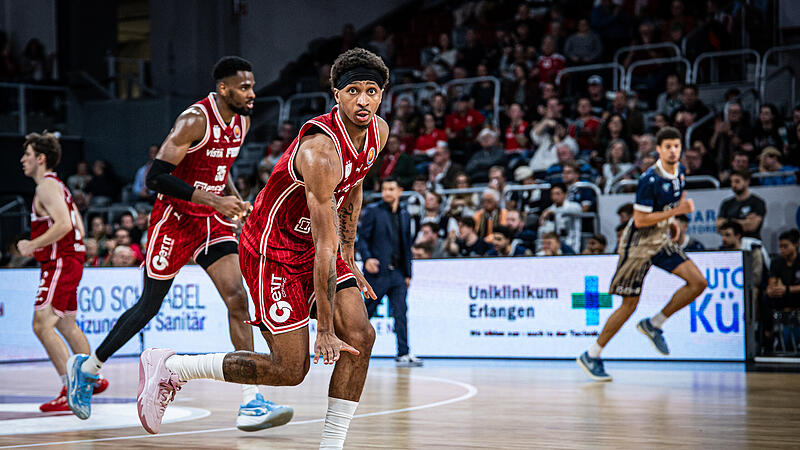 Der Bamberger Topscorer Demarcus Demonia zelebriert einen seiner vier erfolgreichen Distanzwürfe.