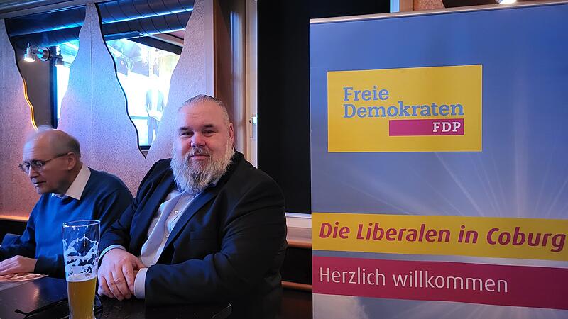 FDP Wahlparty Bundestagswahl 2025 Oliver Ramm blickt gelassen auf das Ende des Wahlkampfes. Er sei nicht aufgeregt, hofft aber dennoch auf den Einzug seiner Partei. „5,5 oder 6 Prozent wären doch perfekt“, sagt er.