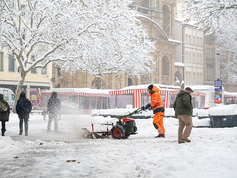 In der Bamberger Innenstadt musste am gestrigen Tag (26.01.2026) viel Schnee geschippt werden.
