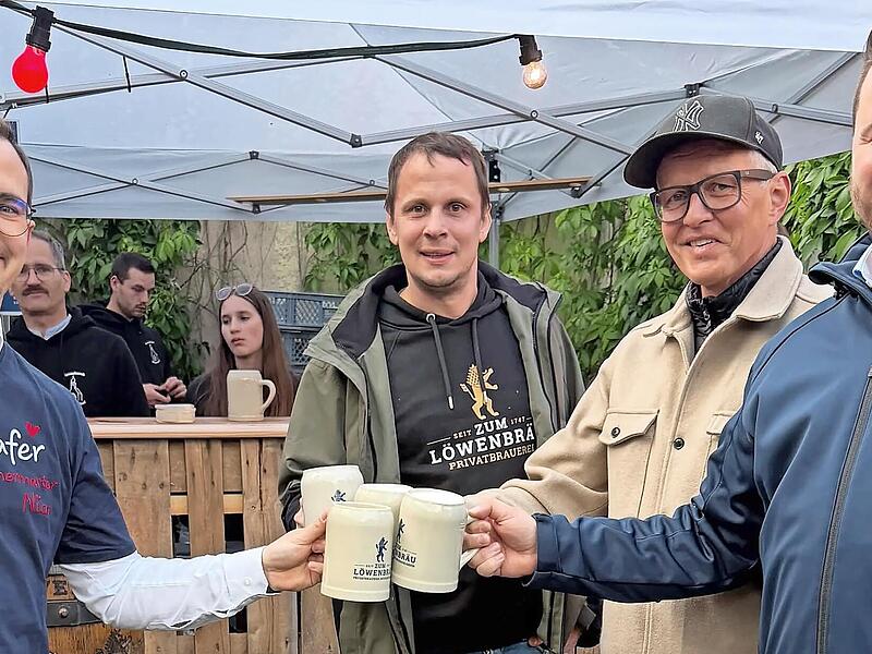 Ein Prost auf die Kerwa (v.l.): Erster B&uuml;rgermeister Nico Kauper, Braumeister Hans-G&uuml;nter Wirth, Zweiter B&uuml;rgermeister Ralf Olmesdahl und Dritter B&uuml;rgermeister Thomas Lay.