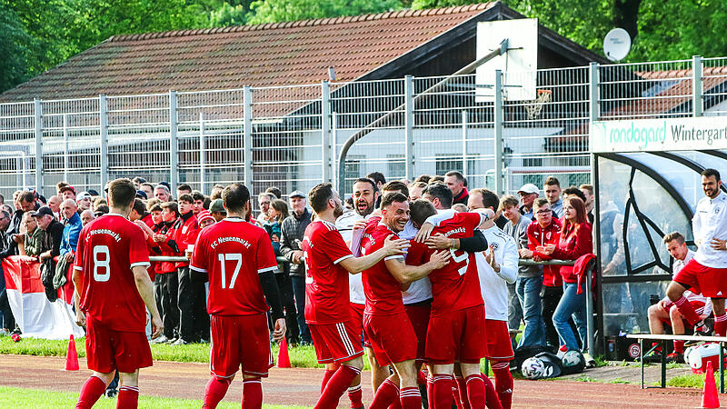 Jubel beim FC Neuenmarkt &uuml;ber das F&uuml;hrungstor.