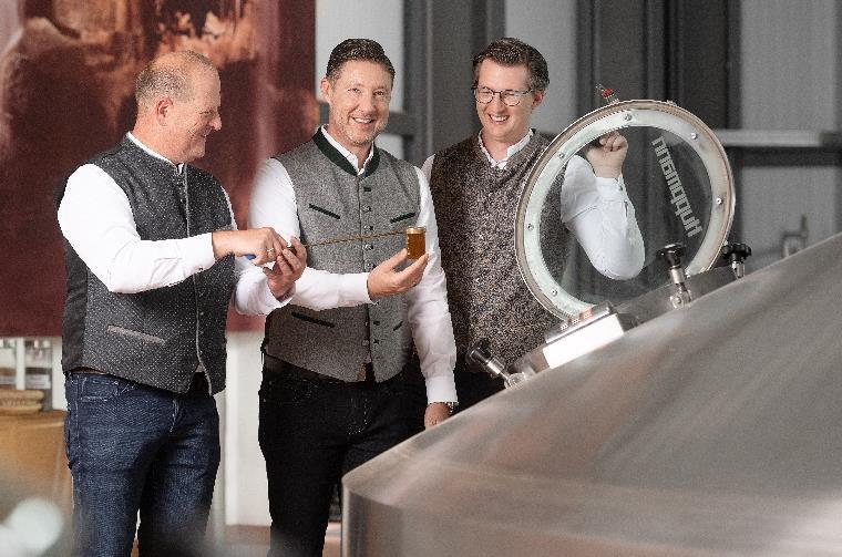 Die Festbiere genießen besondere Aufmerksamkeit. Unser Bild zeigt  (von  inks): Braumeister Martin Sack, Mathias Keil (Vorstand Technik und Finanzen) und Simon Esser (Leiter Technologie und Qualitätssicherung der Kulmbacher Brauerei).