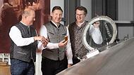 Die Festbiere genießen besondere Aufmerksamkeit. Unser Bild zeigt  (von  inks): Braumeister Martin Sack, Mathias Keil (Vorstand Technik und Finanzen) und Simon Esser (Leiter Technologie und Qualitätssicherung der Kulmbacher Brauerei).