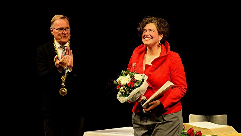 Oberbürgermeister Andreas Starke applaudiert Nora Gomringer. Sie ist neue Preisträgerin des E.T.A-Hoffmann-Preises.