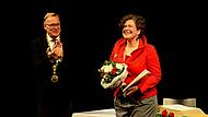 Oberbürgermeister Andreas Starke applaudiert Nora Gomringer. Sie ist neue Preisträgerin des E.T.A-Hoffmann-Preises.