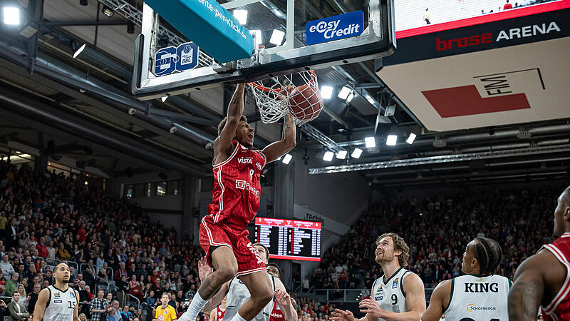 Demarcus Demonia bei seiner Lieblingsbeschäftigtung, den Stopfball. Die Trierer um Marco Hollersbacher und George King können nur staunen. Demarcus Demonia bei seiner Lieblingsbeschäftigtung, den Stopfball. Die Trierer um Marco Hollersbacher und George King können nur staunen.