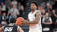 Patrick Miller (am Ball) führte Bamberg mit 19 Punkten und acht Assists zum Sieg in Hamburg. Daran änderte auch Towers-Neuzugang Jordan Davis (Nr. 55) mit seinen 20 Punkten nichts.