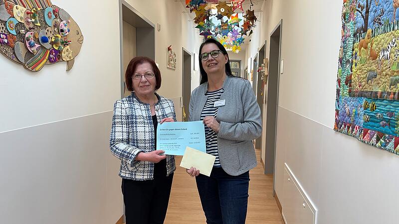 Johanna Laubender-Heid zusammen mit Hopizleitung Beate Neumeister vom Kinderhospiz Bamberg