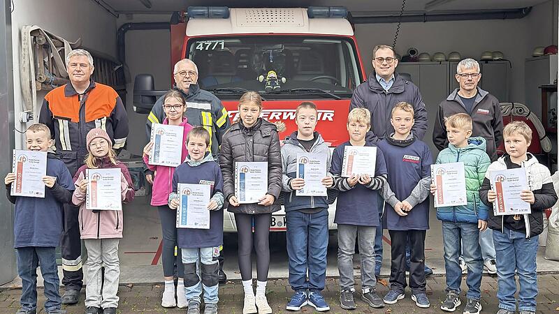 Erfolgreiche Teilnehmer mit Ausbildern und Gästen.