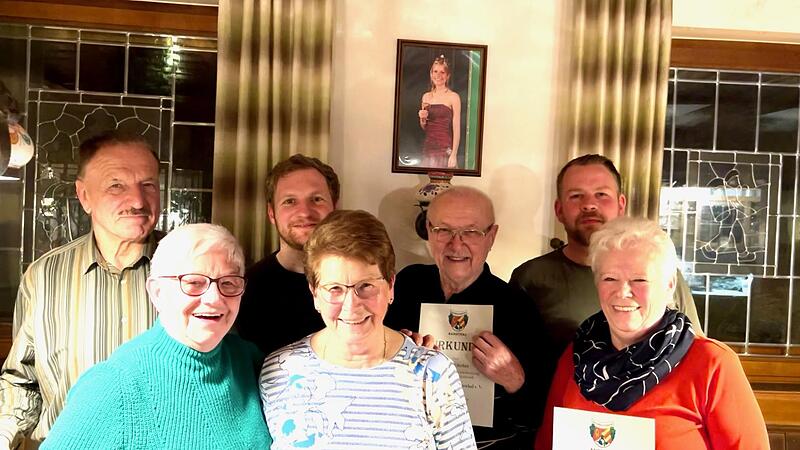 Ehrungen für 40 Jahre Treue: (von links) Reinhold Becker, Hiltrud Meindl, 1. Vorsitzender Lorenz Neder, Anni Wilm, Gisbert Stöber, 2. Vors. Sebastian Greubel und Helene Becker Ehrungen für 40 Jahre Treue: (von links) Reinhold Becker, Hiltrud Meindl, 1. Vorsitzender Lorenz Neder, Anni Wilm, Gisbert Stöber, 2. Vors. Sebastian Greubel und Helene Becker